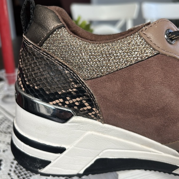 Comfortable women’s shoe with a small wedge. - Picture 8 of 8